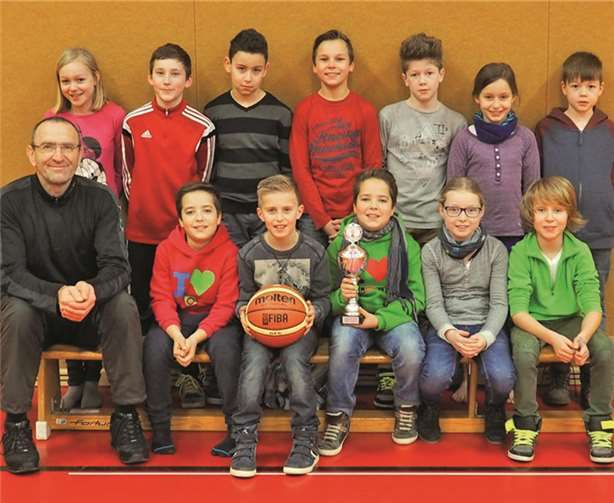 Der Basketball Kreismeister der Grundschulen (vordere R.v.l.): Rektor Jaklen, Luka Grotzke, Martin Breil, Coach Leon Grotzke, Sarah Zepp, Ben Nürnberg; (hintere R.v.l.): Lena März, Leonard Zerwas, Yassin Bokhabza, Felix Döhr, Tom Seidel, Amber Hanicq, und Simon Lempertz. privat