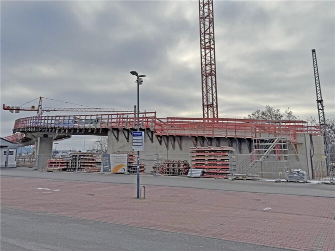Der Bau der neuen hochwasserfreien Anbindung der Insel Niederwerth an die Bundesstraße 42 in Vallendar macht sichtliche Fortschritte.
