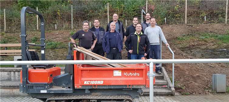 Der Bau wird durch die Fa. Metallbau Broll und die Fa. BLS Baumaschinenservice unterstützt. privat