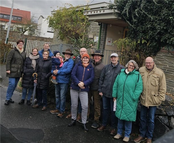 Der Baum der „Ahle Zenn“ steht traditionsgemäß an der Kindertagesstätte.  Foto: Ellen Schimikowski