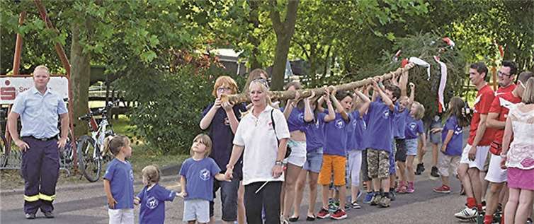 Der Baum der Kirmesjugend bildete den Abschluss des fröhlichen Umzuges durch den Ort. privat