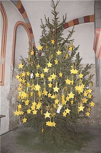 Der Baum der Trauer und der Hoffnung mit seinen vielen Sternen, jeder für ein verstorbenes Kind. privat