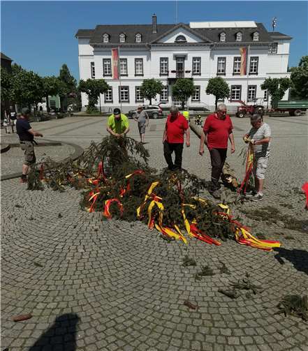 Der Baum liegt: nach dem großen Knall beim Aufprall war auf dem Kirchplatz Zersägen und Fegen angesagt.  Fotos: BL