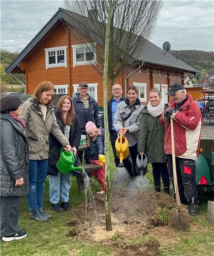 Der Baum wächst hoffentlich schnell als Schattenspender.  Foto: privat