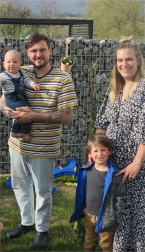 Der Baum wird die Familien in alle Lebenslagen begleiten.Fotos: Privat