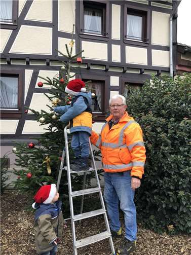 Der Baum wird festlich geschmückt.  Foto: privat