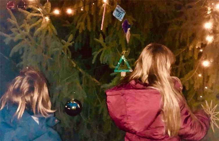 Der Baum wird nach und nach geschmückt. Jede Woche gibt es eine neue Aufgabe für die Kinder. Fotos: privat