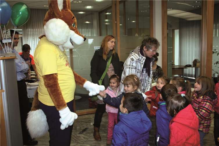 Der Bausparfuchs zum Anfassen begeisterte die Kinder.