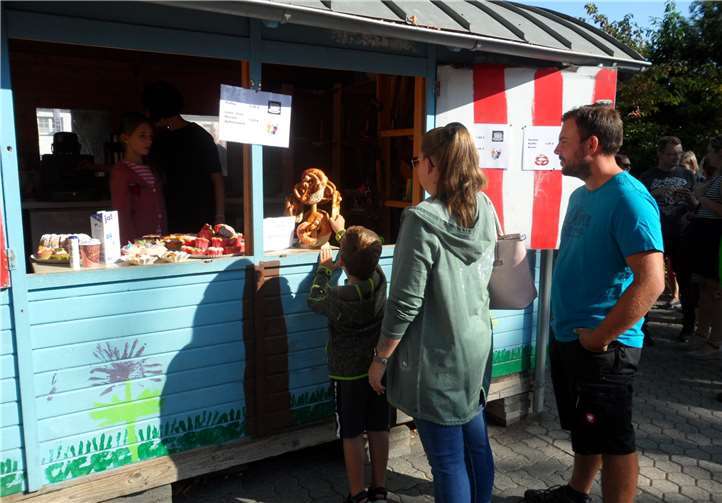 Der Bauwagen, aus dem während der Pausen Spielsachen ausgeliehen werden, war jetzt zu einem Imbiss umfunktioniert.