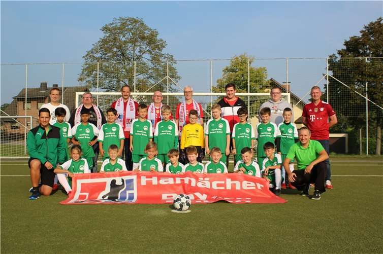 Der Bayern München Fanclub „Hamächer Bayern Buben“ und „H.K.-Rohrreinigung“ aus Rheinbach spendeten einen nagelneuen Satz Trikots und Getränkeflaschen für die erfolgreichen E-3-Junioren des benachbarten SV Wormersdorf.Fotos: privat