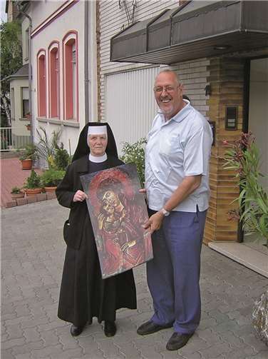 Der Beauftragte des Dekanats Andernach-Bassenheim, Werner Westinger, überreicht Schwester Erasma ein wertvolles Madonnenbild.privat