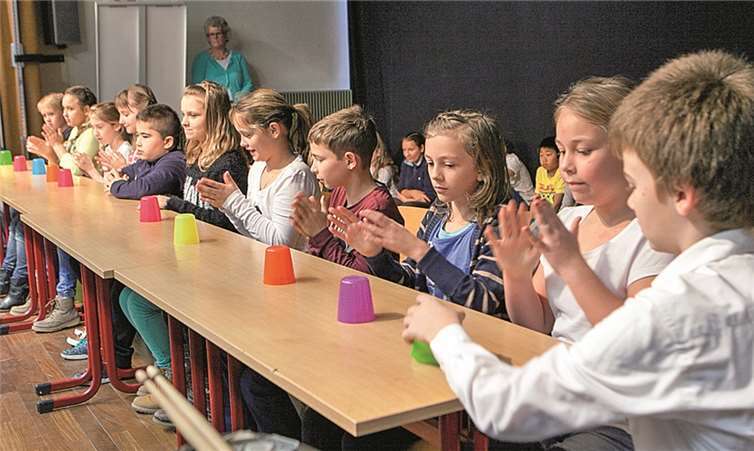 Der Becher-Rap der Klasse 5.2 verlangte eine außergewöhnliche Koordination der beteiligten Schüler.