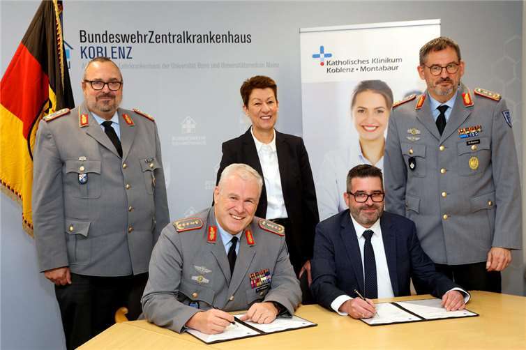 Der Befehlshaber des Zentralen Sanitätsdienstes der Bundeswehr, Generaloberstabsarzt Dr. Ralf Hoffmann und der Regionalleiter der BBT-Gruppe, Jérôme Korn-Fourcade bei der Unterzeichnung der gemeinsamen Vereinbarung. Generalarzt Dr. Jens Diehm (Kommandeur des Bundeswehrzentralkrankenhauses), Annette Schade (Kaufmännische Direktorin des Katholischen Klinikums Koblenz – Montabaur) und Dr. Johannes Backus (Stellvertreter des Inspekteurs des Sanitätsdienstes der Bundeswehr und Kommandeur der Gesundheitseinrichtungen), freuen sich mit den Unterzeichnern, auf die vernetzte Zusammenarbeit zum Wohle der Patientinnen und Patienten. Foto: Andreas Weidner