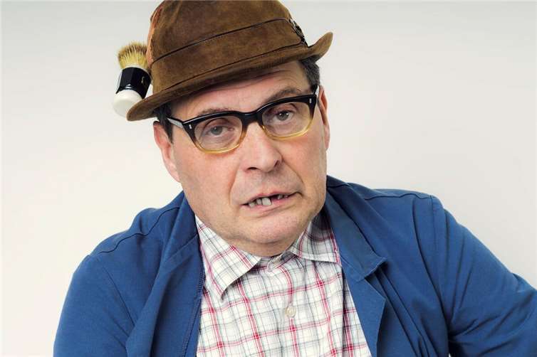 Der Begge Peder – das Original im Hausmeisterkittel, mit Hornbrille, einem Hut mit Rasierpinsel und mit krummen Zähnen – ist am Freitag, 25. April, in der Mendiger Laacher See-Halle zu Gast. Foto: Marquardt/oho