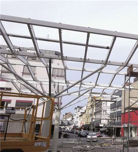 Der Beginn der Stahlbauarbeiten an der Überdachung war der sichtbare Auftakt des Hochbaus am neuen zentralen Bushaltepunkt in der Neuwieder City.privat