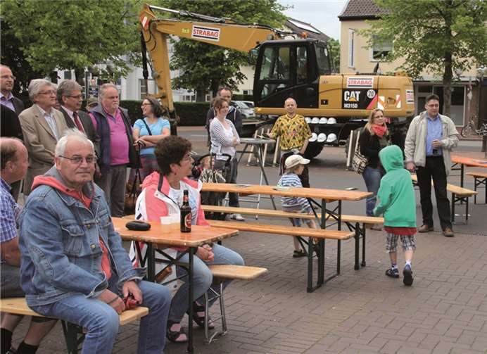 Der Beginn des Bauabschnitts „Niedertorkreisel-Merler Straße“ wurde mit einem Umtrunk gefeiert.