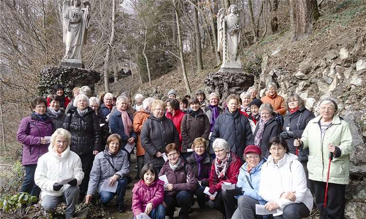 Der Beginn des Kreuzwegs der Adenauer kfd-Frauen war bei den Engeln.