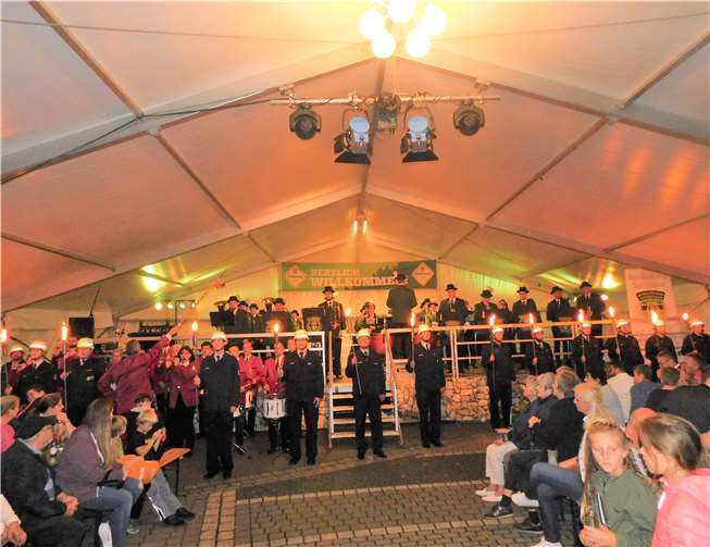 Open Air-Kirmes in Siershahn – einfach grandios Der Beginn des großen Zapfenstreiches.