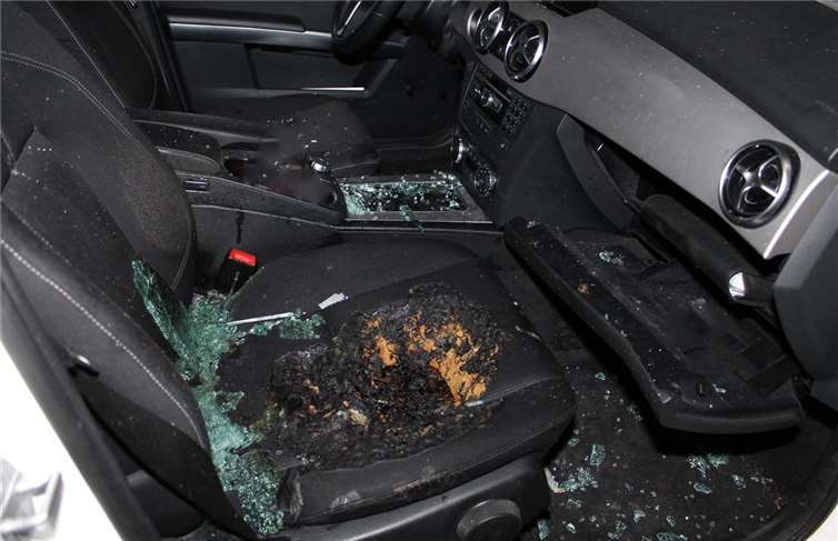 Der Beifahrersitz eines weißen Mercedes im Wallersheimer Weg wurde durch unbekannte Täter in Brand gesetzt.