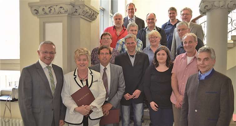Der Beigeordnete Achim Hallerbach (l.) mit Beiratsmitgliedern, darunter der Beiratsvorsitzende, Kurt Milad (r.). Kreisverwaltung Neuwied