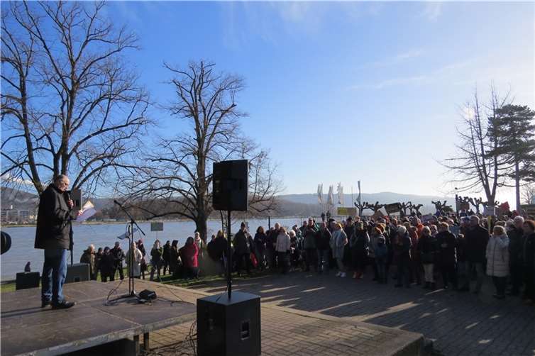 Demonstration für Demokratie und Vielfalt in Bad Breisig Der Beigeordnete Hans-Josef Marx spricht vor den Teilnehmern. Foto: AKR