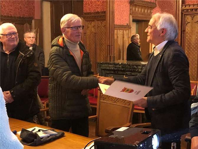 Der Beigeordnete Hans-Werner Adams gratulierte Hans Meyer zur Wahl. Foto: privat