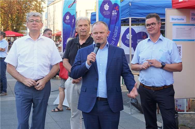 Der Beigeordnete Ralf Seemann, OB Jan Einig und BM Peter Jung standen den Bürgern für Fragen zur Verfügung.