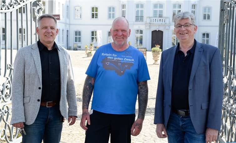 Der Beigeordnete Ralf Seemann (r.) und der Leiter der Landesmusikakademie, Rolf Ehlers (l.), begrüßten Oliver Trelenberg (m.) im Stadtteil Engers in Neuwied.  Foto: Rolf-Dieter Bollmann