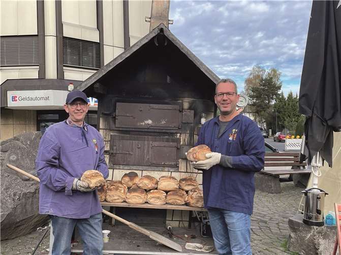 Der Beller Back-Club offerierte wieder sein ofenfrisches Steinofenbrot aus dem Backes.