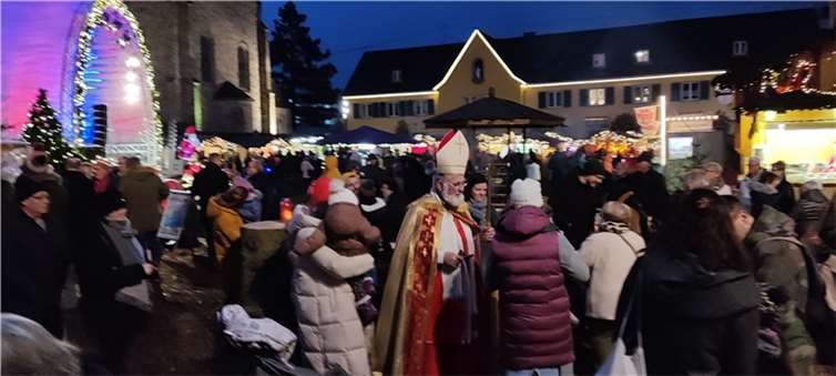 Der Bendorfer Kirchplatz wurde für den Weihnachtsmarkt romation beleuchtet.
