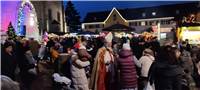 Der Bendorfer Kirchplatz wurde für den Weihnachtsmarkt romation beleuchtet.