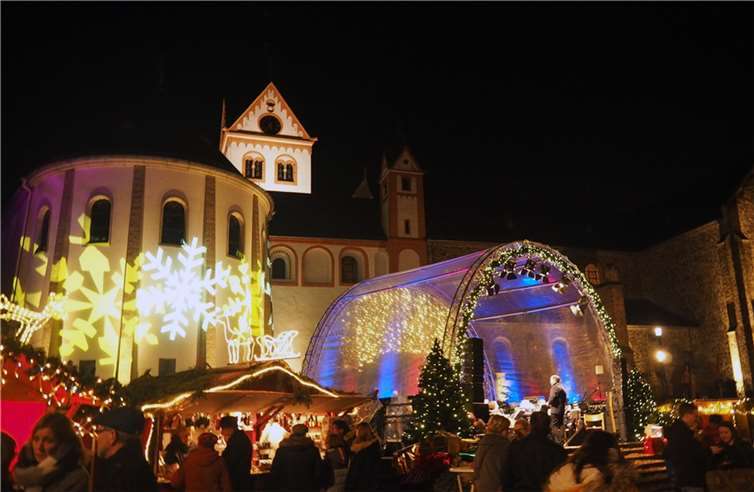 Der Bendorfer Weihnachtsmarkt lockt am zweiten Adventswochenende auf den festlichen Kirchplatz.  Fotos: Artzdorf/Stadt Bendorf