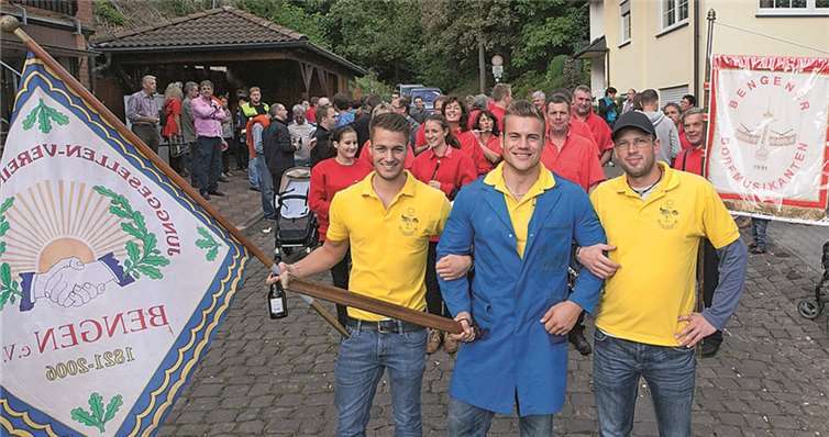Der Bengener Hahnekönig Maximilian Nolden (Mitte) zog zusammen mit den Dorfmusikanten und viel Anhang beim traditionellen Trinkzug durch den Ort. VJ