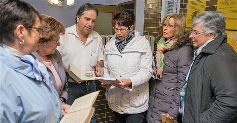 Der Bengener Hobby-Heimatforscher Norbert Hoffzimmer (Dritter v.li.) eröffnete jetzt das Bengener Dorfmuseum gleich neben dem Dorfplatz. Zahlreiche Bengener interessierten sich bei der Eröffnung für die Sammlung.-VJ-