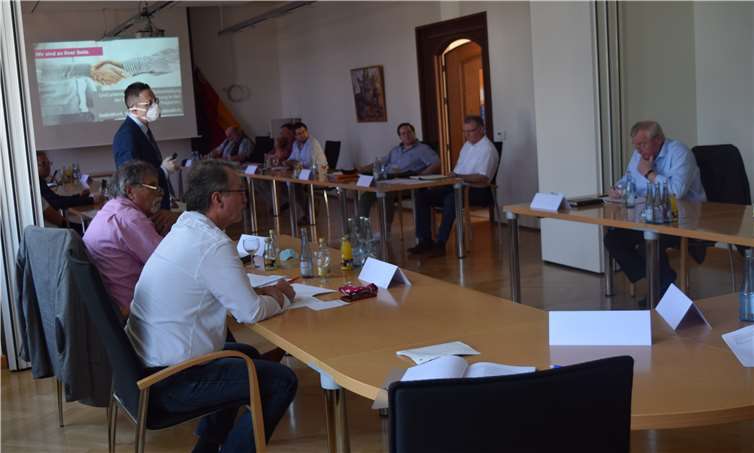 Der Berater für die Kommunen der Kassenärztlichen Vereinigung Rheinland-Pfalz, Arkadius Adamczyk, berichtete den Mitgliedern des Ausschusses, dass 40 % aller (angehenden) Mediziner „eine Aversion gegen ein Leben auf dem Land“ habe und selbst Städte mit 10.000 Einwohnern bei einem Drittel der jungen Ärzteschaft als unattraktiv angesehen werden.Foto: Kreisverwaltung