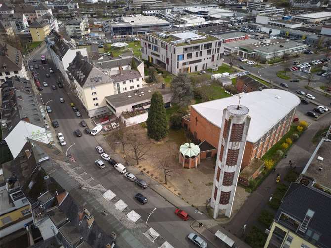 Der Bereich der Moselweißer Straße vor der St. Elisabeth-Kirche wird klimagerecht umgebaut. Ab kommender Woche (KW 5) beginnen die Arbeiten auf dem hinteren Bereich des Kirchvorplatzes. Foto: Stadt Koblenz / Olaf Schepers