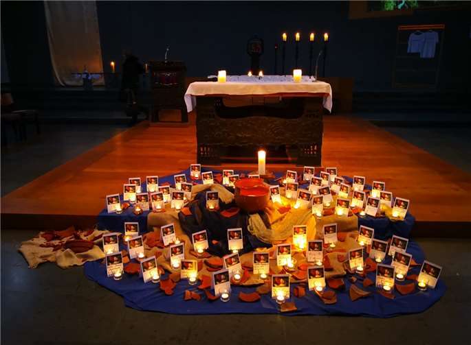 Der Bereich vor dem Altar war stimmungsvoll gestaltet. privat