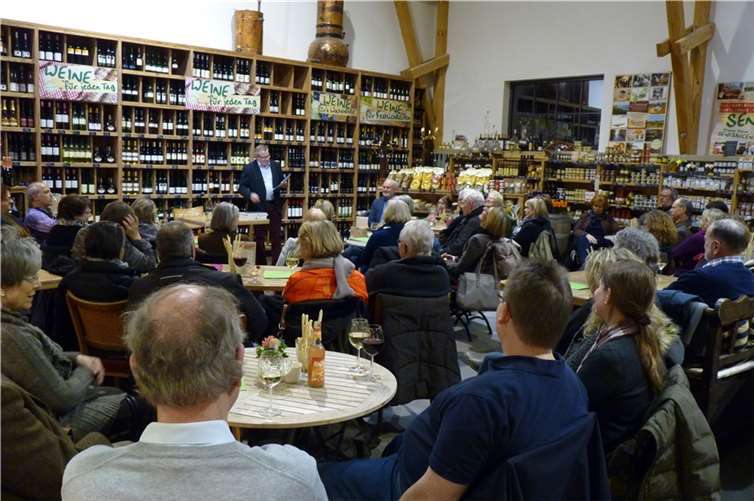 Der Berkumer Krimi-Autor Herbert Reichelt unterhielt das Publikum mit Passagen seines Debüt-Romans.  Gemeinde Wachtberg