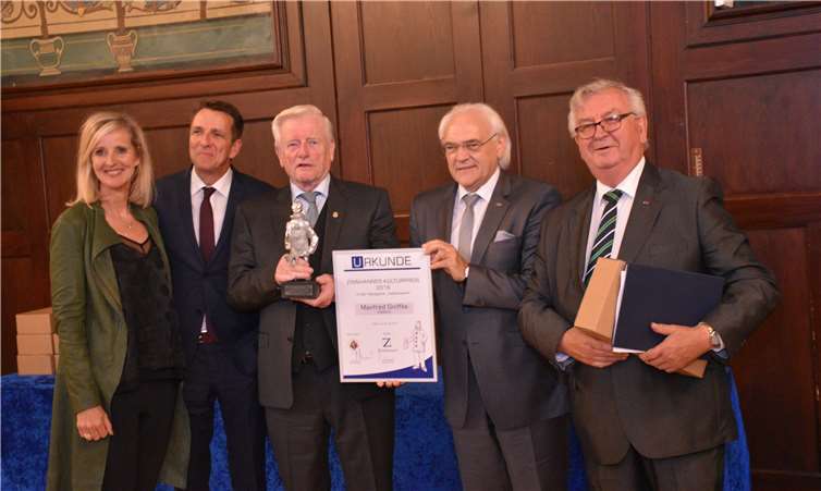 Der „Berufskoblenzer“ Manfred Gniffke erhielt denKulturpreis 2019 für sein Lebenswerk. Neben dem Stifterehepaar Kerstin undWolf Schneider zählten RKK-Präsident Hans Mayer und RKK-Ehrenpräsidentund Laudator Peter Schmorleiz zu den ersten Gratulanten. Fotos: sbl