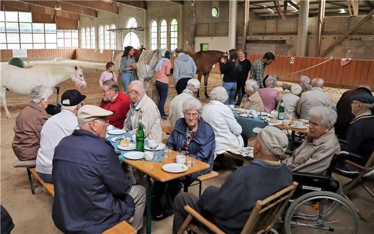 Der Besuch auf dem idyllischen „Lindenhof“ in Gackenbach war trotzdem für alle Seniorinnen und Senioren ein kurzweiliges Erlebnis. Foto: privat