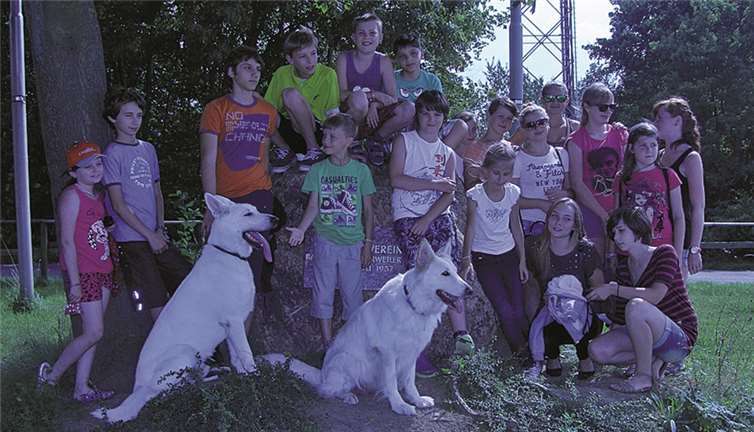 Der Besuch bei den weißen Schäferhunden mit ihren Welpen bei der Familie Groß in Bad Neuenahr sorgte bei den Kindern für eine ausgelassene Stimmung. privat