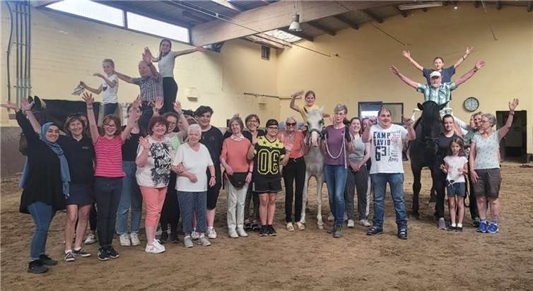 Der Besuch beim Pädagogischen therapeutischen Voltigiersportzentrum war für die Senioren und Jugendlichen das absolute Highlight. Foto: Tobias Gäb / OKUJA