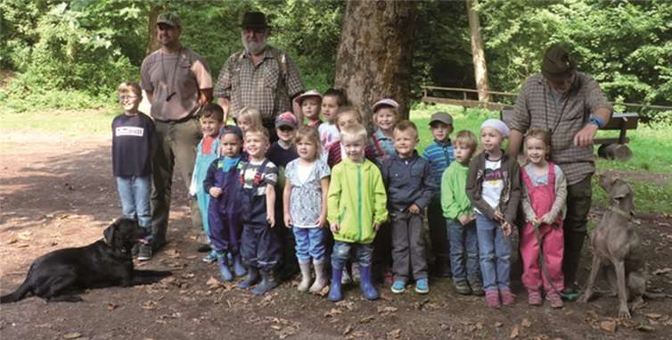 Der Besuch der Jäger mit ihren Hunden bildete das erste Highlight im Wald.  privat