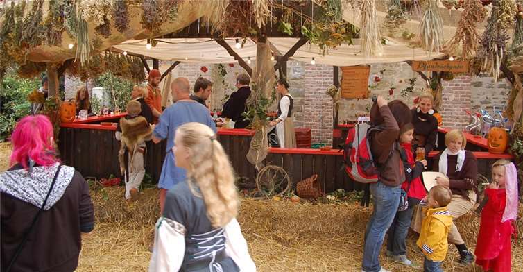 Der Besuch des Barbarossamarktes bietet eine Zeitreise ins Mittelalter, mit Vorführungen und vielen Ständen von Händlern die ihre Produkte anbieten. Es ist ein einzigartiges Erlebnis für die Besucher. Foto: Archiv-RÜ-