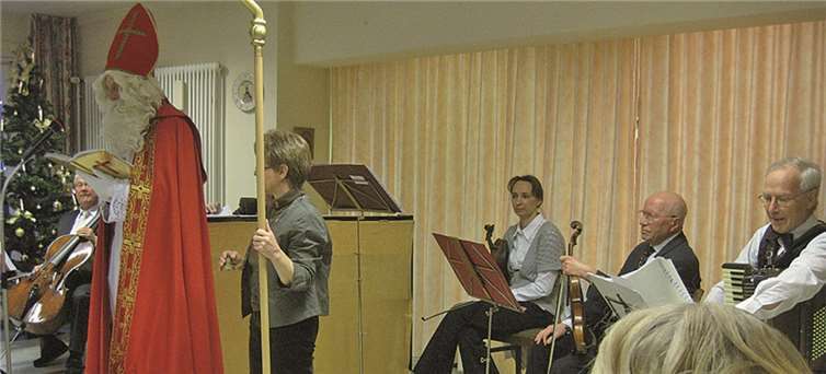 Der Besuch des Hl. Nikolaus bildete den Höhepunkt des Nachmittages.privat