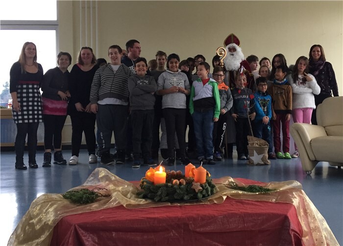 Der Besuch des Nikolaus war eine besondere Überraschung für die Schüler.  privat