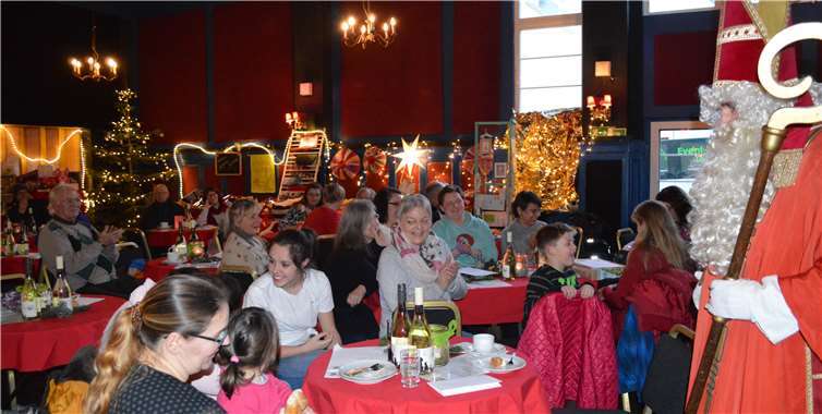 Der Besuch des Nikolauses durfte natürlich nicht fehlen.AB