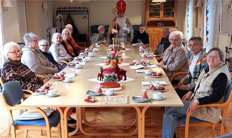 Der Besuch des Nikolauses rief bei der Bewegungsgruppe von Gemeindeschwesterplus Sabine Kröll Erinnerungen an die eigene Kindheit wach und sorgte bei den Teilnehmenden für viel Freude.  Foto: Martina Zille