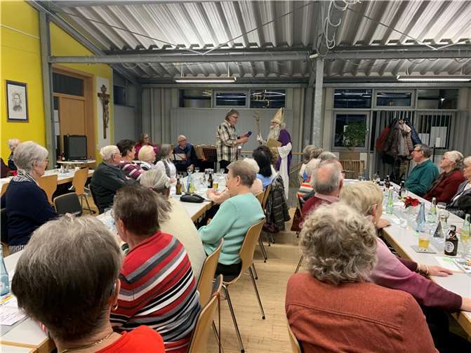 Der Besuch des Nikolauses war der Höhepunkt der besinnlichen Weihnachtsfeier.  Foto: Kolpingesnioren Gladbach