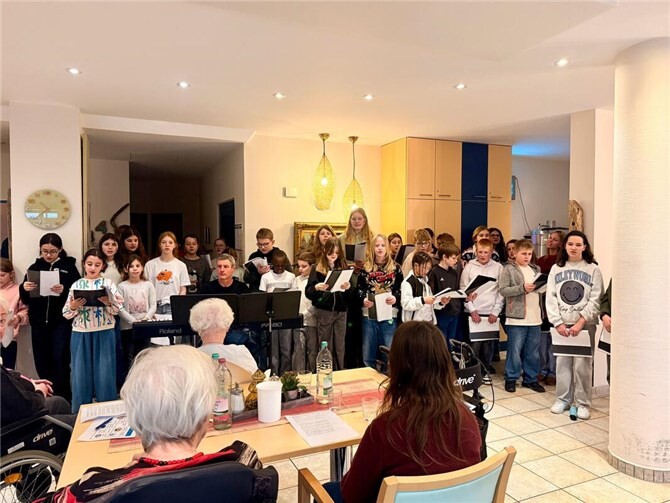 Der Besuch im Seniorenheim zeigte einmal mehr, wie Musik Generationen verbindet und Freude schenken kann.  Fotos: privat